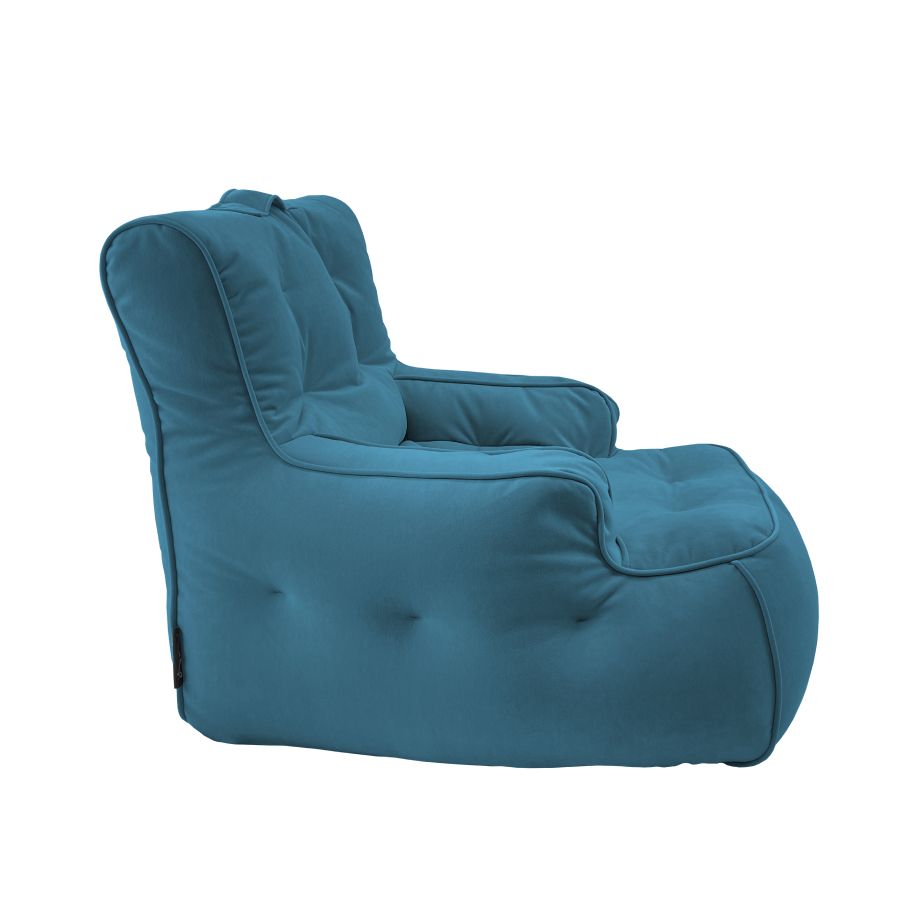 синее уличное лаунж-кресло Tranquility Armchair велюровое для террасы, сада и веранды — фото в интерьере