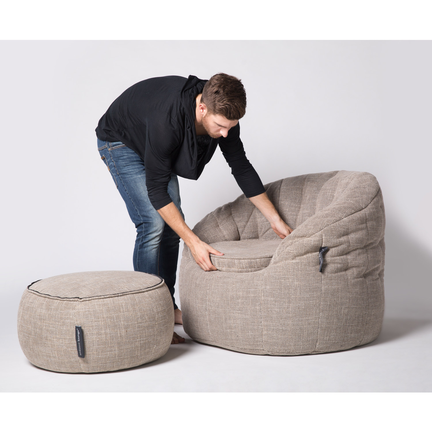 натуральное пуф с подлокотниками Wing Ottoman из Sofa Weave в интерьере гостиная