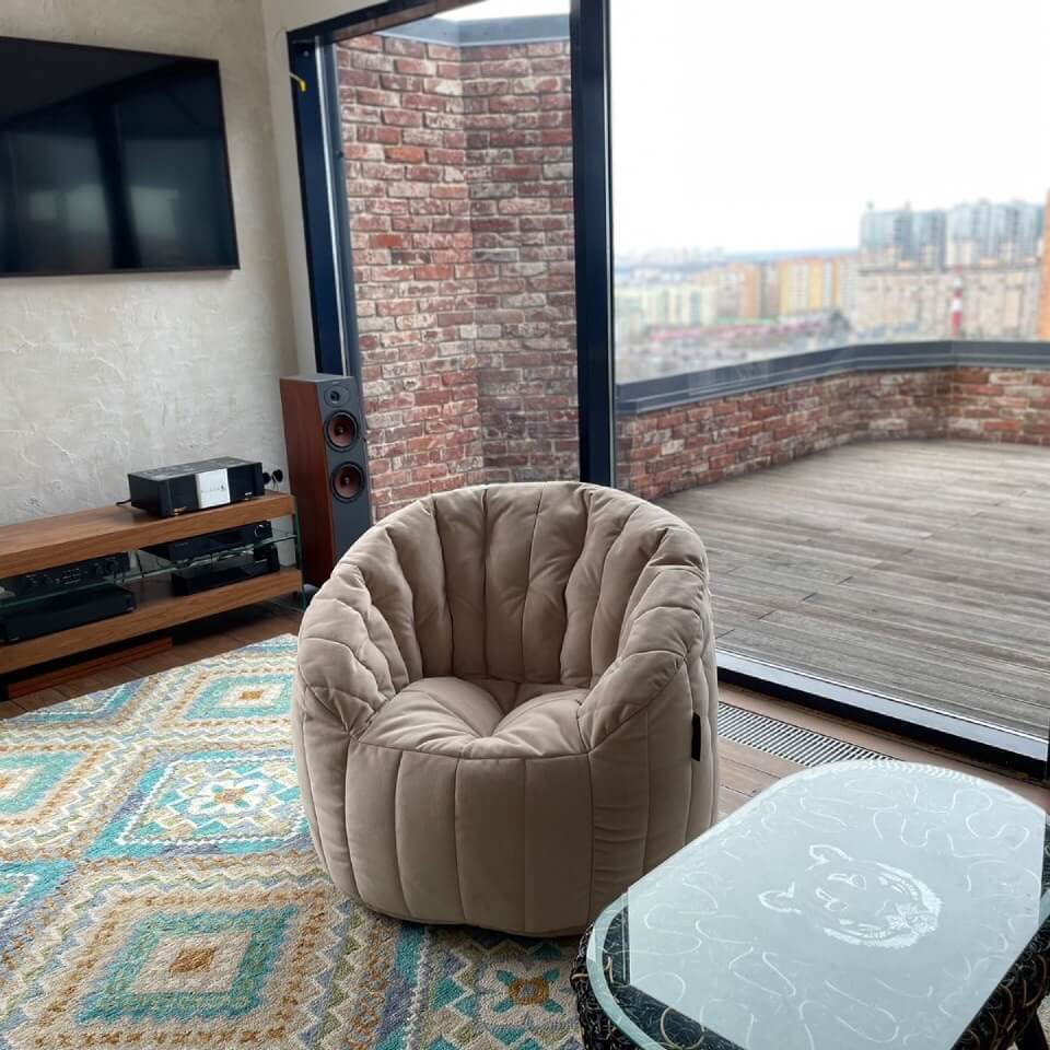 натуральное полукруглое бескаркасное кресло Butterfly Sofa велюровое для гостиной, домашнего кинотеатра и офиса — фото в интерьере