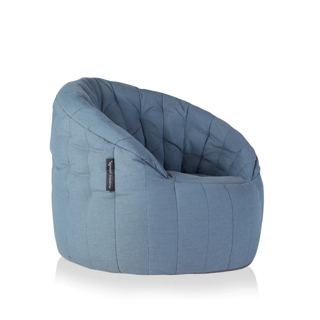 джинсово-синее полукруглое бескаркасное кресло Butterfly Sofa уличное из олефина для гостиной, домашнего кинотеатра и офиса — фото в интерьере