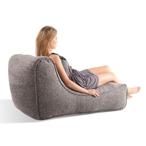 тёмно-серое уличный шезлонг Studio Lounger из Sofa Weave в интерьере сад