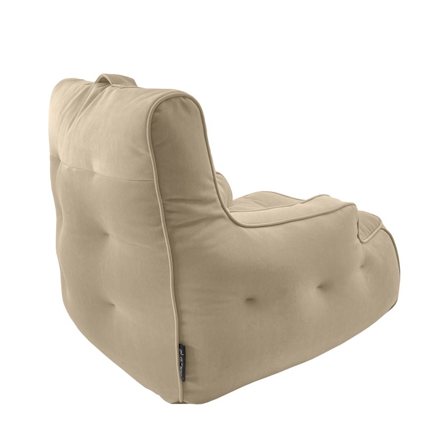 натуральное уличное лаунж-кресло Tranquility Armchair велюровое в интерьере терраса