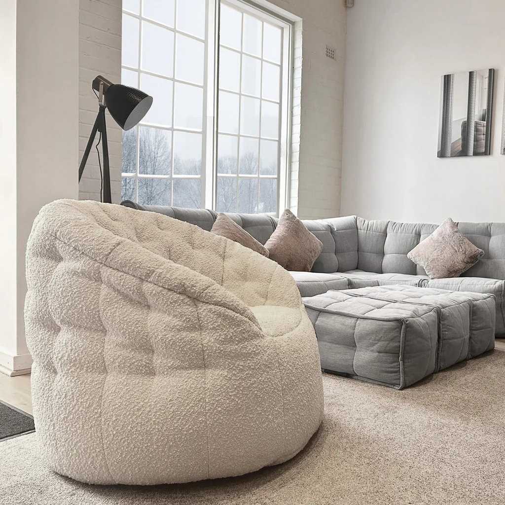 белое полукруглое бескаркасное кресло Butterfly Sofa из буклé для гостиной, домашнего кинотеатра и офиса — фото в интерьере