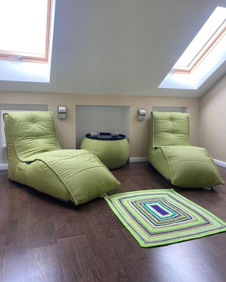 лаймово-зелёное складной столик Versa Table уличное из олефина для гостиной и лаунж-зоны рядом с диваном — вид сбоку