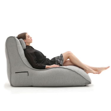 светло-серое бескаркасный лаунж-диван Avatar Sofa уличное (Oxford) для гостиной, кабинета и лаунж-зоны — фото в интерьере
