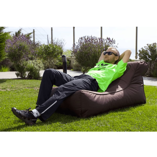 коричневое уличный шезлонг Studio Lounger уличное (Oxford) для сада, бассейна и пляжной зоны — фото в интерьере