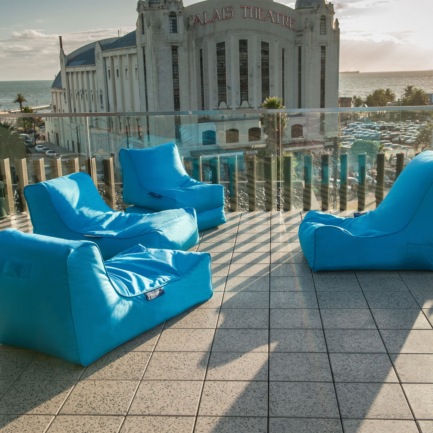 уличный бескаркасный диван Evolution Sofa для террасы, сада и веранды — фото в интерьере